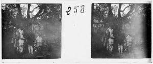 « Fêtes, divertissements, et processions chinoises à Phnom Penh. Les figurants du cortège dans la cour de la pagode » EFEO_MARH00472