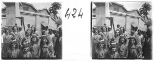 « Ceylan. Troupe de comédiens ambulants dans les rue de la ville » EFEO_MARH00521
