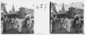 « Ceylan. Fête du Buddha dans une pagode près de Colombo » EFEO_MARH00523