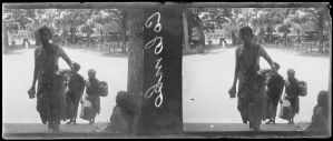 Femme entrant dans un temple EFEO_MARH00550