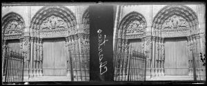 Cathédrale de Chartres : détail de deux des trois baies du Portail Royal EFEO_MARH00563
