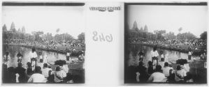 « Fête à Aṅkor Vat. La foule autour des bassins » EFEO_MARH00574