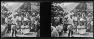 Troupe de comédiens ambulants dans les rues de la ville EFEO_MARH00599