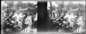 « Province de Siemreap. Offrande de nourriture aux bonzes du Vat Enkosei » EFEO_MARH00910