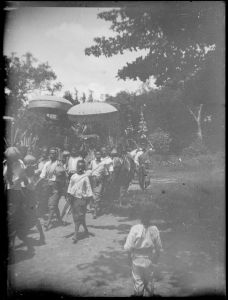 Procession en direction du Vat Enkosei EFEO_MARH01028