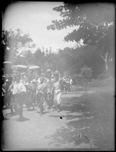 Procession en direction du Vat Enkosei EFEO_MARH01034