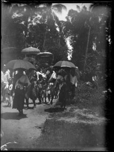 Procession en direction du Vat Enkosei EFEO_MARH01038