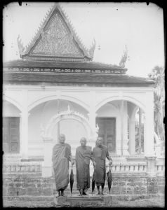 Trois moines devant le vihara du monastère de Vat Enkosei EFEO_MARH01095