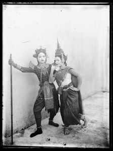 Danseuses dans des rôles masculin et féminin EFEO_MARH01410