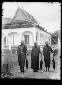 Trois moines devant le vihara du Vat Enkosei EFEO_MARH01413