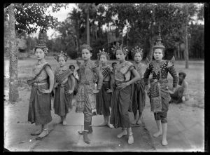 Danseuses d'une troupe ambulante EFEO_MARH01419