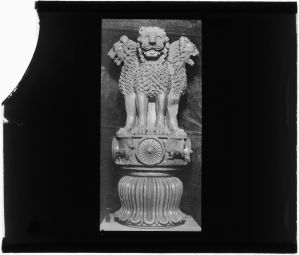 Ronde-bosse : trois lions sur un socle EFEO_MARH01426
