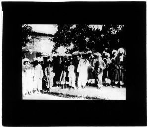 Assemblée d'hommes posant EFEO_MARH01436