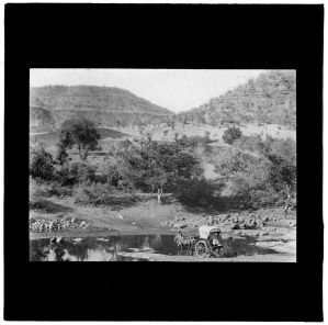 Calèche près d'une étendue d'eau EFEO_MARH01459