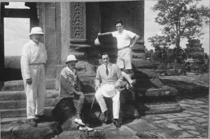 Portrait de groupe au sommet du Phnom Bakheng EFEO_MARH01801