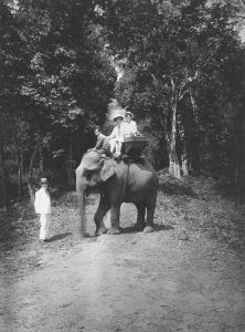 « Visite du Gouverneur général des Philippines et sa fille. 8 mars 1931 » EFEO_MARH01824