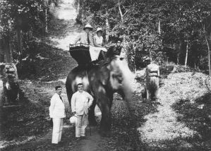 « Visite du Gouverneur général des Philippines Davis et de sa fille. 8 mars 1931 » EFEO_MARH01828