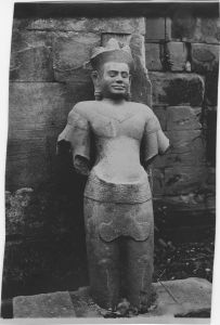 « Bakheng ; 8ème (?) R. rond bosse. h1 = 1,50m h2 = 0,74 ; h3 = 0,33 m » EFEO_MARH01892