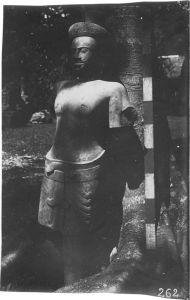 Divinité masculine debout à quatre bras de la tour en brique G41, Phnom Bakheng (?) EFEO_MARH01923