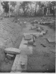 « B. Bakheng. Vestige au bord du Stuṅ à l'Est de Bakheng » EFEO_MARH02230