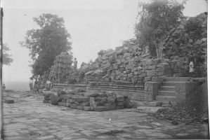 « B. Bakheng. Dégagement du bâtiment central » EFEO_MARH02232
