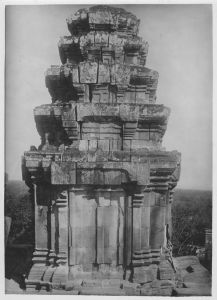« B. n°3002. Façade Sud. Bakheṅ. Bakheng. Édicule d'angle N. E. 4ième étage. Face S. y » EFEO_MARH02239