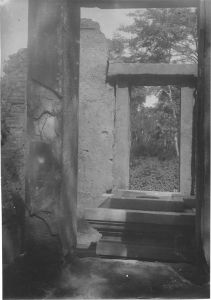 « B. Bakheng. Intérieur d'un édicule près du perron Sud. Y » EFEO_MARH02243