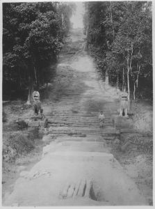 « B. Bakheng. Escalier Est » EFEO_MARH02258