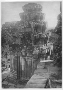 « B. Bakheng. Tour J reconstituée par Kraneh » EFEO_MARH02261