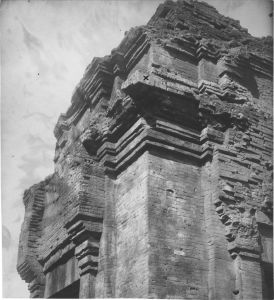 Phnom Bakheng : angle de corniche EFEO_MARH02276