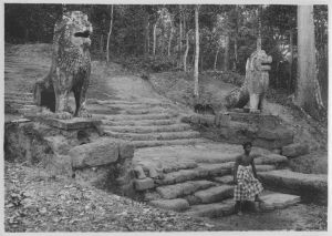« B. Bakheng. Base de l'escalier Est » EFEO_MARH02311