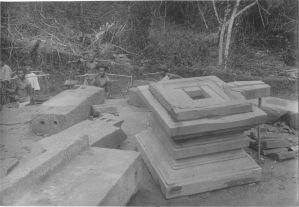 Phnom Bakheng : piedestal surmonté d'un yoni EFEO_MARH02340
