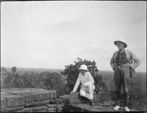 George Cœdès et Henri Marchal au sommet du Bakheng EFEO_MARH02833