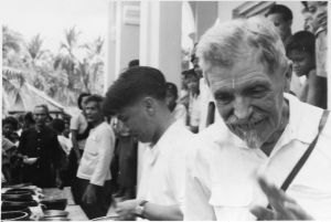 Henri Marchal à la cérémonie de remplissage des sébiles au Vat Enkosei lors du nouvel an khmer EFEO_MARH02835