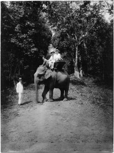 Le Gouverneur général des Philippines et sa fille à dos d'éléphant EFEO_MARH03031