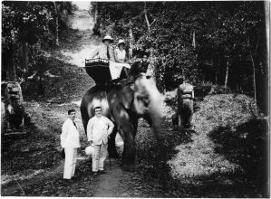 Le Gouverneur général des Philippines et sa fille à dos d'éléphant EFEO_MARH03035