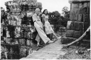 Henri Marchal et sa fille Jeanne au Phnom Bakheng EFEO_MARH03073