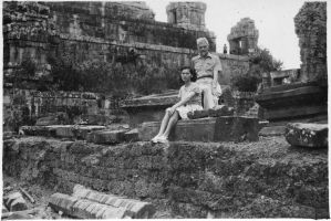 Henri Marchal et sa fille Jeanne au Phnom Bakheng EFEO_MARH03078
