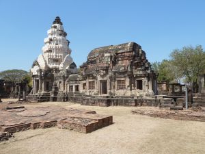 Phanom Wan, le mandapa anastylosé en 1995, et la tour en 2013, 2016, C. Pottier